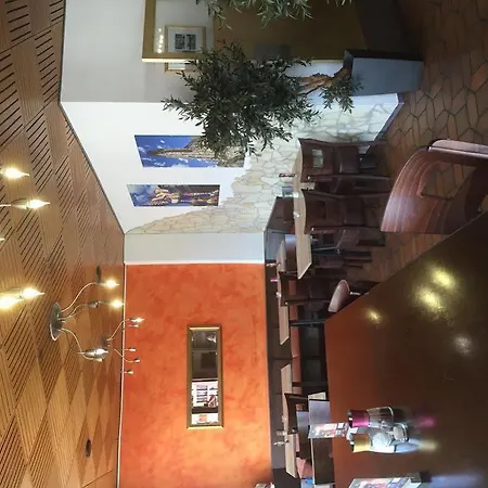 Hotell Goldener Hahn 2*