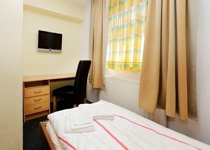 Goldener Hahn מלון